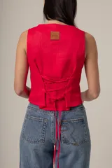 Top rojo sin mangas con botones frontales.