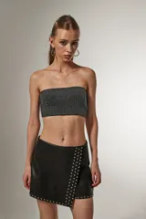 Top cropped negro de poliamida y lurex, al cuerpo, con elástico y cuello strapless.
