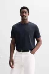 Camiseta blanca de cuello redondo y manga corta, corte regular.