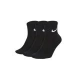 Pack de tres pares de medias Nike Everyday Lightweight de corte tobillero, color negro con logo blanco.