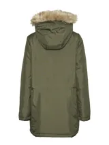 Parka color verde militar con capucha con borde de piel sintética color marrón claro. Tiene cierre frontal con cremallera y botones a presión, ajuste en la cintura con cordón y bolsillos delanteros con solapa.