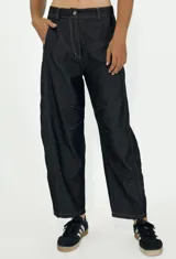 Pantalón de denim azul oscuro, corte recto, con bolsillos laterales y traseros.