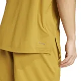 Remera de hombre color mostaza, de corte clásico, cuello redondo y mangas cortas. Confeccionada en tejido Adisoft suave y elástico, con tecnología CLIMACOOL y aberturas laterales.