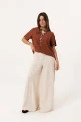 Blusa marrón de mangas cortas con cuello redondo y corte holgado.