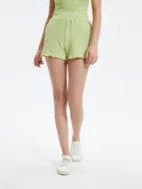 Short negro de tejido texturizado con cintura elástica.