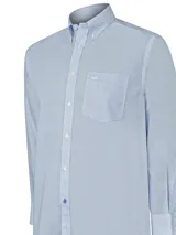 Camisa de hombre celeste a rayas verticales azules, de corte regular, con cuello abotonado, bolsillo en el pecho con logo bordado y mangas largas con puños abotonados.