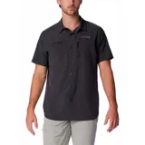 Camisa de manga corta color gris oscuro, con cierre de botones frontal, dos bolsillos en el pecho (uno con cierre de cremallera y otro con velcro), ventilación en la espalda y tecnología Omni-Shade™ Broad Spectrum UPF 50 y Omni-Wick™.