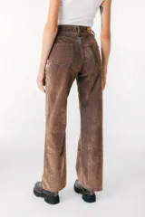 Pantalón de jean celeste de corte recto con aberturas en el ruedo.