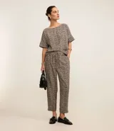 Pantalón de crepé con estampado de cuadros pied-de-poule, corte pijama, cintura alta con lazo y cordón con puntera.