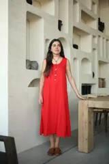 Vestido midi color camel, sin mangas, con cuello redondo y corte recto.