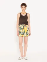 Musculosa corta de morley de algodón en color blanco, con cuello redondo y tirantes anchos. Presenta un diseño entallado y un bordado con el logo JCH en la espalda.