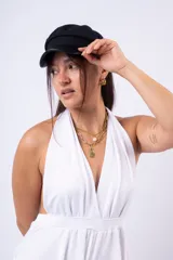 Mono corto de color rojo con escote halter y espalda descubierta.