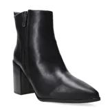 Botas de cuero negras con punta fina, tacón alto y cierre lateral.