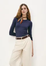 Blusa azul de punto tejido liviano, con cuello redondo y mangas largas.