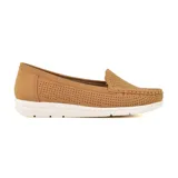 Mocasines color camel con capellada perforada y suela blanca.