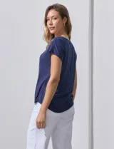 Remera azul de modal marca French Laundry, con cuello redondo y detalle de bordado floral en los hombros.