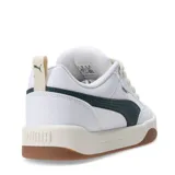 Championes Puma Park Lifestyle Street blancos con detalles en verde oscuro y suela marrón.