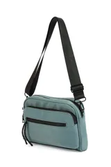 Bandolera color celeste con correa ajustable de cuero vegano y cierre de cremallera.