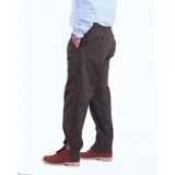 Pantalón de vestir azul marino, de corte recto, con bolsillos laterales y traseros. Se ajusta a la cintura con cinturón de cuero marrón. Tiene un cierre con botones en el tobillo.
