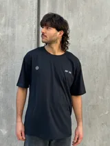 Remera negra oversize con cuello redondo y estampado pequeño en el pecho.