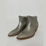 Botas cortas plateadas de cuero con puntera fina y taco de madera. Hechas a mano en Uruguay.