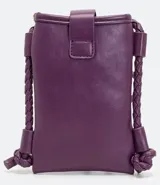 Bolso pequeño tipo porta celular de material sintético color morado, con cierre frontal mediante solapa y tirante trenzado.