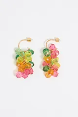 Aros de aro dorados con cuentas facetadas de acrílico en colores rosa, naranja, amarillo y verde.