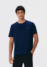 Remera deportiva azul de corte clásico con cuello redondo y logo pequeño en el pecho.