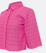 Camisa corta color rosa con textura de flores, escote camisero, manga corta, abotonado frontal y bajo con recorte ondulado.