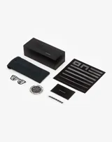 Lentes de sol unisex Hawkers, modelo Polarized Fusion, con montura negra y lentes espejados celestes con degradé.