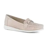Mocasines color beige con detalle de perforaciones en la parte delantera y aplique metálico plateado.