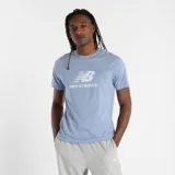 Remera celeste de algodón con cuello redondo y logo de New Balance estampado en el pecho.