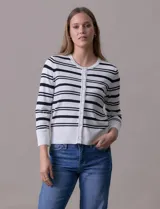 Cardigan de hilo fino marca Cable & Gauge, con rayas horizontales negras y blancas, escote redondo y cierre frontal con botones.