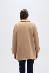 Tapado de poliéster color gris con cuello de solapa y cierre frontal de botones. Cuenta con mangas largas y un diseño de corte recto.