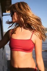 Bikini rojo de dos piezas, con corpiño recto tipo bandeau con tiras finas y bombacha clásica.