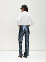 Pantalón de cuero sintético azul metalizado, de corte recto y tiro medio.