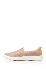 Slip on de malla textil color beige, con suela de hule y forro textil.