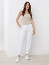 Pantalón jogger blanco de algodón con pretina elastizada.