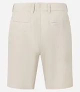 Bermuda de hombre en lino color gris claro, de corte recto, con textura discreta, bolsillos laterales y cierre frontal con botón y cremallera.