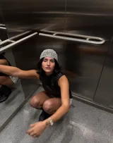 Gorro tipo casquete tejido a crochet color plateado, con apliques de perlas blancas.