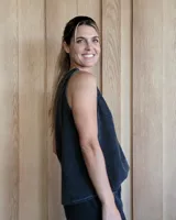 Musculosa celeste de denim con bolsillo de parche en el pecho.