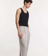 Musculosa negra de media malla con textura acanalada, cuello redondo y corte clásico.