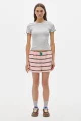 Short tipo boxer de algodón color rosa con rayas horizontales azul marino, cintura elastizada y bolsillos laterales.