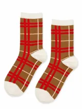 Medias de caña media color marrón con diseño a cuadros en rojo y blanco.