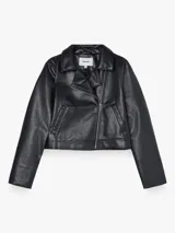 Campera biker negra de efecto cuero, con cierre delantero asimétrico, bolsillos laterales con cierre y cuello con solapa adornado con tachas.