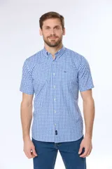Camisa de hombre a cuadros azules y blancos, de manga corta y corte clásico.