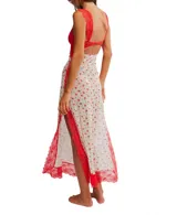 Vestido largo de malla color marrón con estampado floral, breteles finos y ribete de encaje blanco. Incluye un top celeste de encaje.