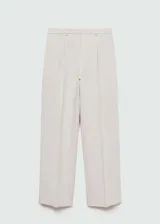 Pantalón de vestir color beige, de corte recto y tiro medio, con pinzas delanteras, bolsillos laterales y traseros.