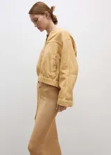 Falda midi color beige de tejido de punto grueso con forro interior y cintura elástica con lazo.