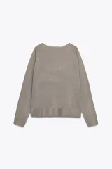 Jersey de punto color marrón con hilo metalizado, cuello redondo y manga larga.